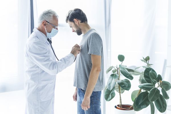 врач нарколог осматривает пациента на дому